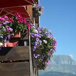 Au Petit Cuchet Hotel *